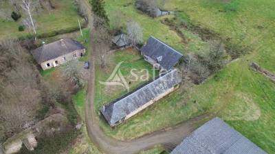 Ensemble de bâtis avec environ 12,70 ha d'un seul tenant.