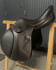 à vendre – selle d’obstacle antarès confort 2 17,5”