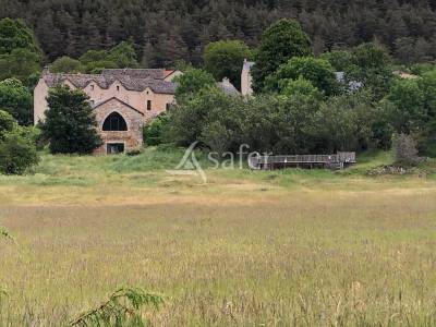 Propriété en pierre sur 5 hectares proximité aveyron