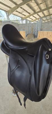Selle de dressage devoucoux 