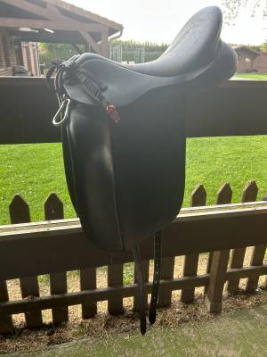 Selle de dressage wide 17,5 pouces