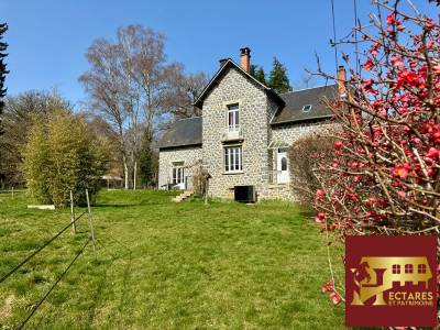 Propriété clé en main avec 6,2 ha et rivière