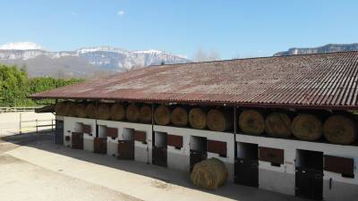 Etablissement équestre en activité sur 9 ha - isère (38
