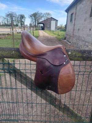 Selle antares taille 17 pouces    quartier 2a  de 2017