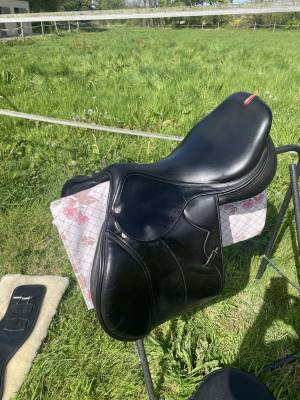 Selle d obstacles équipe. 17.5.  très bon état 