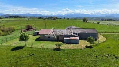 Maison et dépendances agricoles sur 25 hectares agricoles - pro