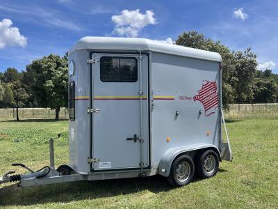 Horse trailer fautras  2 stalls 2016 used