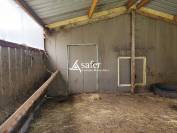 B&acirc;timent tr&egrave;s facilement accessible avec terrains agricoles