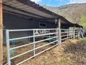 B&acirc;timent tr&egrave;s facilement accessible avec terrains agricoles
