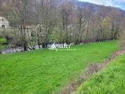 B&acirc;timent tr&egrave;s facilement accessible avec terrains agricoles