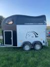 Van cheval libert&eacute; Gold One avec sellerie 