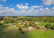 Propri&eacute;t&eacute; avec piscine, un g&icirc;te, boxes, carri&egrave;re, 12 HA