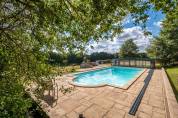 Propri&eacute;t&eacute; avec piscine, un g&icirc;te, boxes, carri&egrave;re, 12 HA