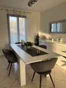 Maison meubl&eacute;e contemporaine et pr&eacute; de 2,5Ha