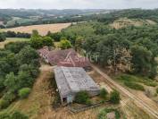 Ancien corps de ferme avec g&icirc;te et maison sur 2 ha prairies sec