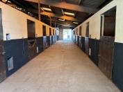 Exclusivit&eacute;, Ecurie 30 boxes, 2 man&egrave;ges, carri&egrave;re, 7 h