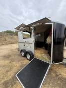 Van cheval libert&eacute; 2 places oblic avec sellerie 