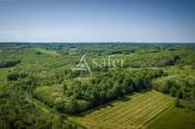 Chartreuse du 18&egrave;me et exploitation avicole sur 107ha en vall&eacute;