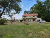 Château et ses 2 logements sur 30ha clos de murs