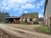 Ensemble de bâtiments agricoles avec 5 ha bien groupés aux con