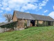 En Corrèze, à l'écart du voisinage, à rénover ensemble de b