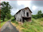 Maison à rénover avec dépendances, 2 ha 70 a Avec point d'eau