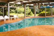 Scuderie e area recintata equestre con villa e piscina