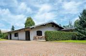Scuderie e area recintata equestre con villa e piscina