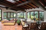Scuderie e area recintata equestre con villa e piscina