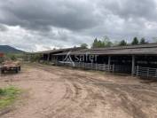 Terrain de 4,4 ha avec bâtiments agricoles de 3400 m² - Dompie