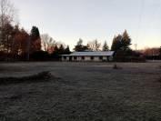 Scuderie e area recintata equestre con villa e piscina