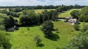 DOMAINE NORMAND COMPOSÉ DE TROIS MAISONS SUR UN PARC ARBORÉ DE
