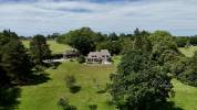 DOMAINE NORMAND COMPOSÉ DE TROIS MAISONS SUR UN PARC ARBORÉ DE