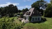 DOMAINE NORMAND COMPOSÉ DE TROIS MAISONS SUR UN PARC ARBORÉ DE