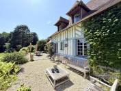 DOMAINE NORMAND COMPOSÉ DE TROIS MAISONS SUR UN PARC ARBORÉ DE