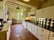 DOMAINE NORMAND COMPOSÉ DE TROIS MAISONS SUR UN PARC ARBORÉ DE