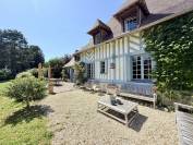 DOMAINE NORMAND COMPOSÉ DE TROIS MAISONS SUR UN PARC ARBORÉ DE