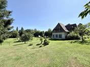 DOMAINE NORMAND COMPOSÉ DE TROIS MAISONS SUR UN PARC ARBORÉ DE