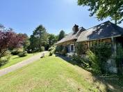 DOMAINE NORMAND COMPOSÉ DE TROIS MAISONS SUR UN PARC ARBORÉ DE