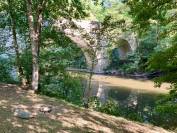 Roulotte de Bonaret - en bord de rivière et au pied du Château de Chalucet