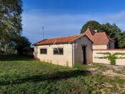 Belle propriété bâtie sur 17ha avec gîtes et verger, proche
