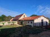 Belle propriété bâtie sur 17ha avec gîtes et verger, proche