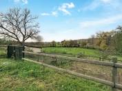 Maison en bord de rivière avec écurie et terrain