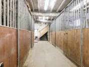 Maison en bord de rivière avec écurie et terrain