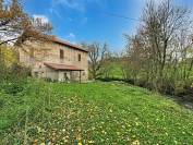 Maison en bord de rivière avec écurie et terrain