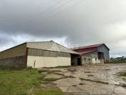 Ferme avec grange et b&acirc;timents - Terrains de 8 &agrave; 24 hectares