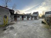 cour 6 boxes avec ses 2 paddocks et son studio IDF