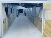 cour 6 boxes avec ses paddocks et son studio Yvelines