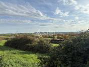 grange en pierres avec 12ha de pr&eacute;s attenant