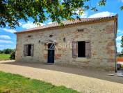 Proche de Valence joli corps de ferme en pierre r&eacute;nov&eacute; sur 17